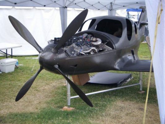 هواپیما و ملخ هواپیما ساخته شده از کامپوزیت الیاف کربن